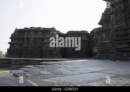 Façade et panneau mural orné, secours, halebidu temple hoysaleshwara, Karnataka, Inde. vue depuis le sud. Banque D'Images