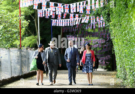 Racegoers arrivent pour la deuxième journée du Royal Ascot, 2016 à Ascot Racecourse. Banque D'Images