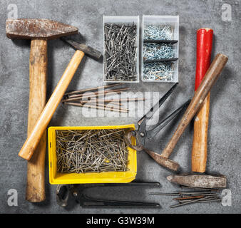 Arrière-plan de l'outil. Old vintage marteau, clous et tenailles collection sur grunge stone workbench. Haut de la vue, télévision lay Banque D'Images