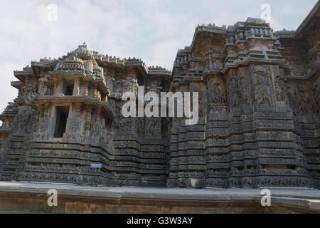 Façade et panneau mural orné, secours, halebidu temple hoysaleshwara, Karnataka, Inde. vue depuis le sud. Banque D'Images