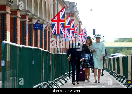 Racegoers arrivent pour la deuxième journée du Royal Ascot, 2016 à Ascot Racecourse. Banque D'Images