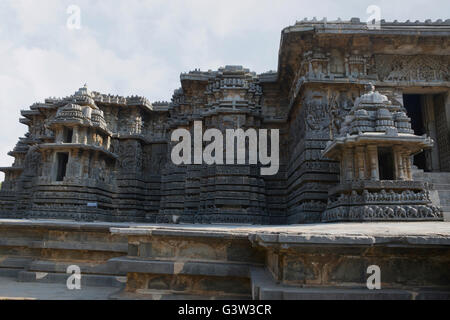 Façade et panneau mural orné, secours, halebidu temple hoysaleshwara, Karnataka, Inde. vue depuis le nord. Banque D'Images