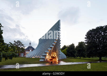 L'altitude d'un lointain pavillon sculpturale au crépuscule, la Serpentine Gallery au-delà. La serpentine Pavilion 2016, Londres, Royaume-Uni. Architecte : BIG Bjarke Ingels Group, 2016. Banque D'Images