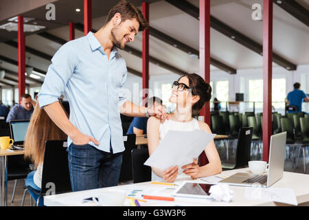 Deux jeunes gens d'affaires heureux de sourire et de travailler ensemble Banque D'Images