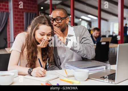 Heureux les jeunes gens d'affaires travailler ensemble et rire in office Banque D'Images