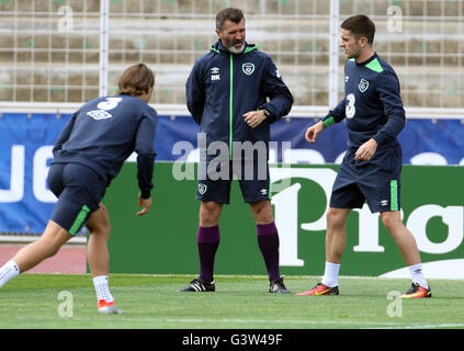 République d'Irlande gestionnaire adjoint Roy Keane et Robbie Brady (à droite) lors d'une session de formation au stade de Montbauron, Versailles. Banque D'Images