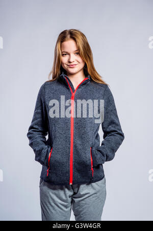 Sweat à capuche gris fille, jeune femme, studio shot Banque D'Images