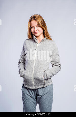 Sweat à capuche gris fille, jeune femme, studio shot Banque D'Images