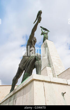 Art communiste, vue sur les statues de l'époque soviétique qui se trouvent sur le Monument de libération, au sommet de la colline Gellert-hegy à Buda, Budapest Hongrie. Banque D'Images