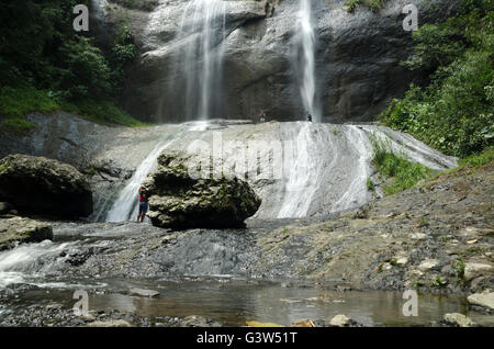 Curug (Ngelay cascade cachée dans le quartier de Kuningan - West Java) Banque D'Images