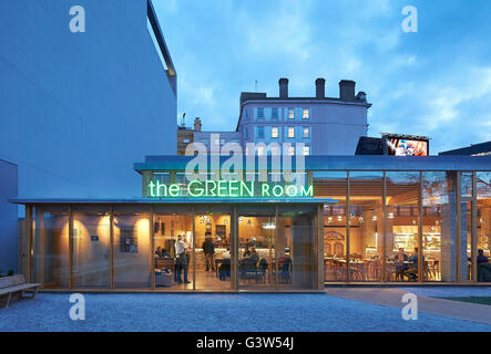 Crépuscule contextuelle de l'altitude et l'entrée intérieur lumineux restaurant. La chambre verte, Londres, Royaume-Uni. Architecte : Benjamin Marks, 2015. Banque D'Images