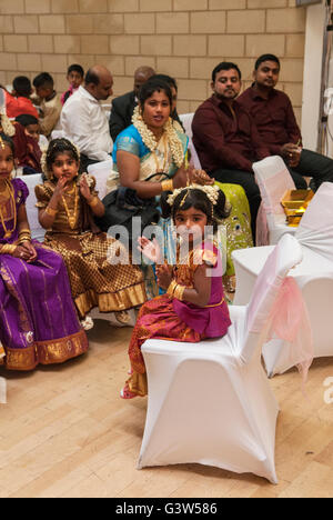 Fête de puberté. Ritushuddhi, également appelé Ritu Kala Samskara. Immigrants de la famille hindoue du Sri Lanka, classe moyenne multiculturelle Angleterre HOMER SYKES Banque D'Images