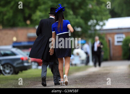 Racegoers arrivent pour la deuxième journée du Royal Ascot, 2016 à Ascot Racecourse. Banque D'Images