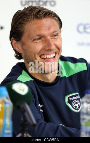 République d'Irlande's Jeff Hendrick parle aux médias lors d'une conférence de presse au stade de Montbauron, Versailles. Banque D'Images