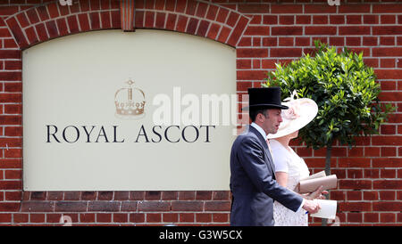 Racegoers arrivent pour la deuxième journée du Royal Ascot, 2016 à Ascot Racecourse. Banque D'Images