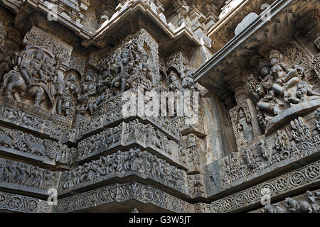 Panneau mural orné reliefs représentant des divinités hindoues, côté ouest, temple hoysaleshwara, halebidu, Karnataka, Inde. vue depuis l'ouest. Banque D'Images