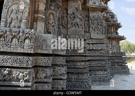 Panneau mural orné reliefs représentant des divinités hindoues, côté ouest, temple hoysaleshwara, halebidu, Karnataka, Inde. Banque D'Images