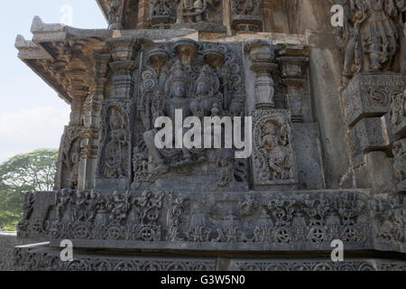 Sculptures sur la façade, côté ouest murs. shiva-parvati. hoysaleshwara temple, halebidu, Karnataka, Inde. vue depuis l'ouest. Banque D'Images