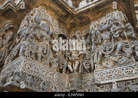 Sculptures côté ouest murs. Shiva sur la gauche et sur la droite. varaha temple hoysaleshwara, halebidu, Karnataka, Inde. Banque D'Images