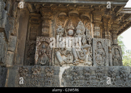 Sculptures sur la façade, côté ouest murs. shiva-parvati. hoysaleshwara temple, halebidu, Karnataka, Inde. Banque D'Images