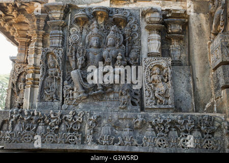 Sculptures sur la façade, côté ouest murs. shiva-parvati. hoysaleshwara temple, halebidu, Karnataka, Inde. Banque D'Images