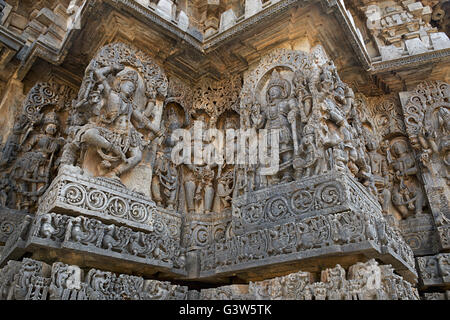 Sculptures côté ouest des murs. Shiva et Vishnou sur la gauche sur la droite. Temple Hoysaleshwara, Halebidu, Karnataka, Inde. Banque D'Images