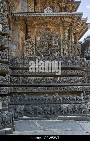 Sculptures sur la façade, côté ouest murs. shiva-parvati. hoysaleshwara temple, halebidu, Karnataka, Inde. Banque D'Images