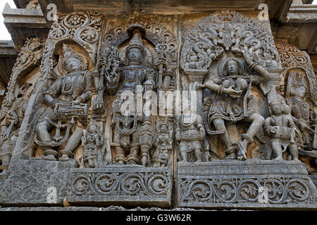 Panneau mural de secours. (De gauche) un batteur, seigneur Vishnu et danse sarswati, temple hoysaleshwara, halebid, Karnataka, Inde Banque D'Images