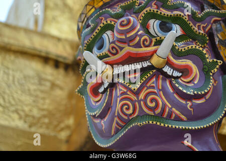 Statue de yaksha gardiennage démon Wat Phra Kaew dans Grand Palais à Bangkok. Banque D'Images