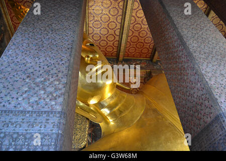 Statue géante Bouddha couché du Wat Pho à Bangkok, Thaïlande Banque D'Images