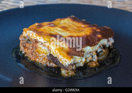 Assiette de la moussaka maison sur la table Banque D'Images