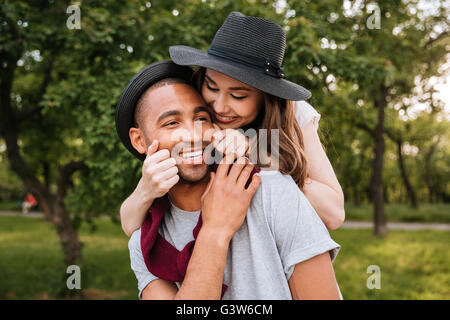 Smiling beautiful young couple in love having fun in park Banque D'Images