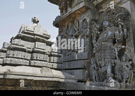 Dwarapala et autres sculptures, entrée sud, Shantaleswara culte, Hoysaleshvara, Temple Halebid, Karnataka, Inde Banque D'Images