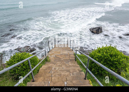 Des mesures pour la mer. Escalier en pierre menant à la mer. Banque D'Images