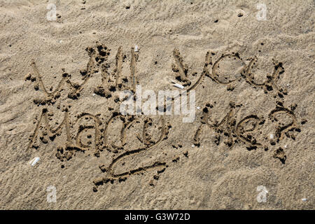 "Veux-tu m'épouser ?" écrit dans le sable. Banque D'Images