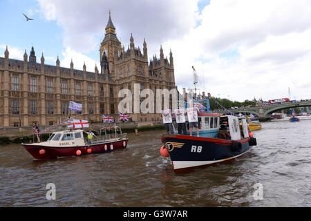 Les pêcheurs de tout le pays de prendre part à une pêche à la ligne d'autorisation pro-Brexit "flottille" sur la Tamise à Londres. Banque D'Images