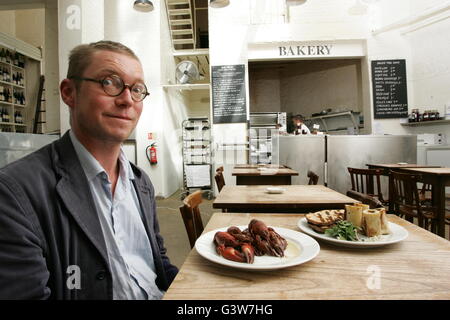 Chef Fergus Henderson à son restaurant 'St. John', où il a acquis une réputation internationale pour la cuisine des abats. Banque D'Images