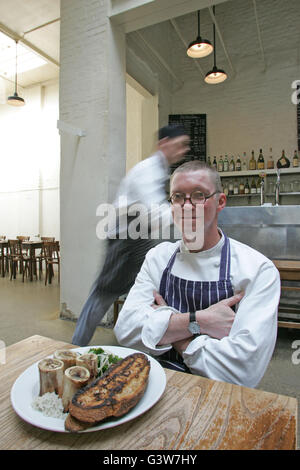 Fergus Henderson Chef et propriétaire à St. John Bar et Restaurant, avec de la lave, rôti à la moelle osseuse et le persil salade. Banque D'Images