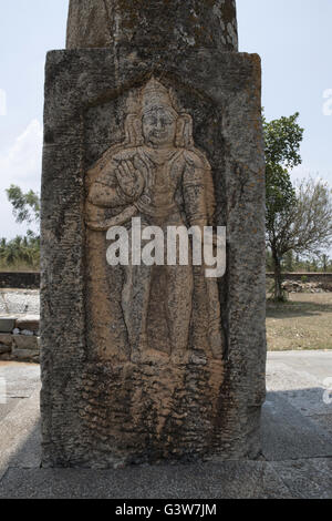 La figure sculptée sur manastambha shantinatha, basadi, basadi halli Jain temple complexe, Karnataka, Inde. Banque D'Images