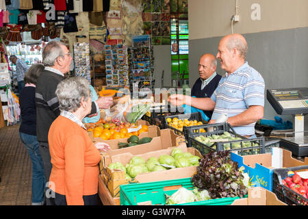 FUNCHAL - PORTUGAL - MARS 26,des personnes non identifiées, l'achat des fruits dans le marché couvert de Funchal sur l'île de Madère en mars 2016 dans la région de Fu Banque D'Images