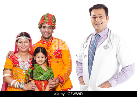 4 personnes pour la garde d'un médecin rural santé famille fille smiling standing villager Banque D'Images