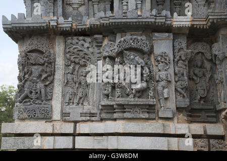 Panneau mural de reliefs (de gauche) Varaha, Kamdev , son épouse Rati et danse Ganesha. Temple, Kedareshwara Halebid, Inde Banque D'Images