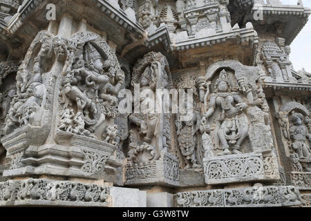 Panneau mural bas-reliefs représentant (de gauche), Shiva, Krishna, une déité, danse, Kedareshwara Parvati temple, Halebid, Inde Banque D'Images