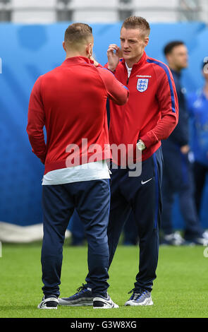 Jack Wilshere d'Angleterre (à gauche) et Jamie Vardy (à droite) lors de la marche autour du stade Bollaert-Delelis Felix, lentille. Banque D'Images