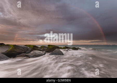 Hayling Island coucher du soleil en été avec un superbe rainbow Banque D'Images