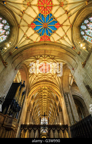 L'intérieur gothique décoré de l'abbaye de Tewkesbury, Gloucestershire, Angleterre Banque D'Images