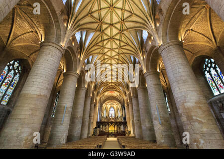 Le plafond voûté et les colonnes de la nef de l'abbaye de Tewkesbury, Angleterre Banque D'Images