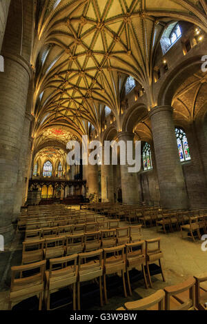 Le plafond voûté et les colonnes de la nef de l'abbaye de Tewkesbury, Angleterre Banque D'Images