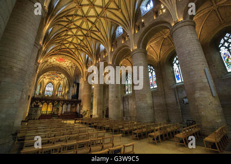 Le plafond voûté et les colonnes de la nef de l'abbaye de Tewkesbury, Angleterre Banque D'Images