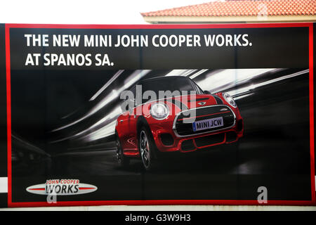 Athènes Grèce Panneaux publicitaires La nouvelle MINI John Cooper Works Banque D'Images